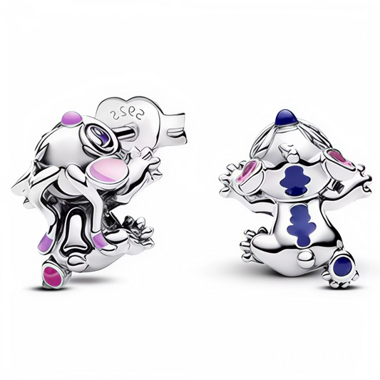 Apportez une touche ludique à votre style avec ces boucles d’oreilles argentées inspirées du célèbre Stitch. Leur design finement travaillé capture la malice et la joie du personnage, parfaites pour les fans qui veulent afficher leur esprit d’aventure au quotidien. Légères et confortables, elles conviennent aussi bien pour un look décontracté que pour égayer une tenue plus habillée.