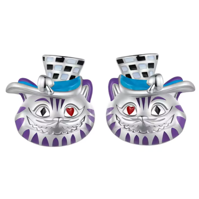 Ces boucles d'oreilles puces en argent 925 représentent le Chat du Cheshire d'Alice au Pays des Merveilles, sourire malicieux flottant iconique, rayures violettes psychédéliques subtiles, format discret plat. Elles symbolisent énigmes joyeuses, folie créative et sagesse invisible du Pays des Merveilles.

Caractéristiques :

Matière : Argent 925 émail violet (rayures).
Design : Sourire circulaire dominant, contours fins vintage, fixation papillon sécurisée.
Dimensions : 1 cm diamètre, ultra-légères discrètes