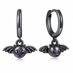 Paire de boucles d’oreilles représentant des chauves-souris, design détaillé et original, parfait pour un style fun et mystérieux.

Caractéristiques
– Argent 925
– Finition soignée et durable
– Taille adaptée pour un port confortable