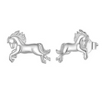 Ces puces d’oreilles en argent 925 représentent un cheval en plein élan, capturé dans un mouvement gracieux et puissant. La silhouette fluide et le galop stylisé évoquent la liberté, la force et la passion, pour un bijou idéal des amoureux des chevaux et des esprits indépendants.

Caractéristiques :

-Matière : Argent 925/1000 massif, finition brillante, conçu pour offrir une bonne résistance au quotidien tout en restant léger et agréable à porter.
-Design : Puces d’oreilles en forme de cheval galopant, ave