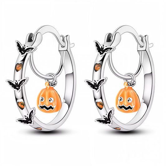 Paire de créoles en argent 925 décorées de chauves-souris émaillées et de petites touches orange, ornées d’un charm citrouille pendante au sourire malicieux. Un bijou festif et ludique, parfait pour apporter une note d’Halloween fun et lumineuse à chaque tenue.

Caractéristiques

– Métal : argent 925
– Design : créoles avec motifs chauves-souris et charm citrouille émaillée
– Type : boucles d’oreilles créoles à charnière
– Finition : poli miroir et émaux colorés pour un éclat durable