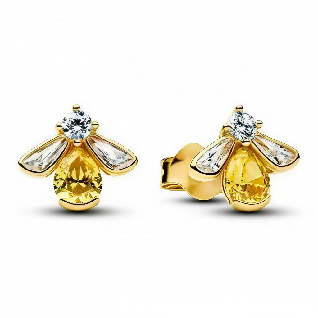 Ces boucles d'oreilles dormeuses mettent en scène une abeille délicate aux ailes facettées cristallines, abdomen jaune vif et tête ornée d'un strass central brillant. Parfaites pour un style nature bohème, jardinier chic ou bijou ludique quotidien, elles animent les oreilles d'une énergie positive et détaillée. En argent 925 avec cristaux synthétiques et émail jaune, elles combinent confort hypoallergénique et éclat sophistiqué.