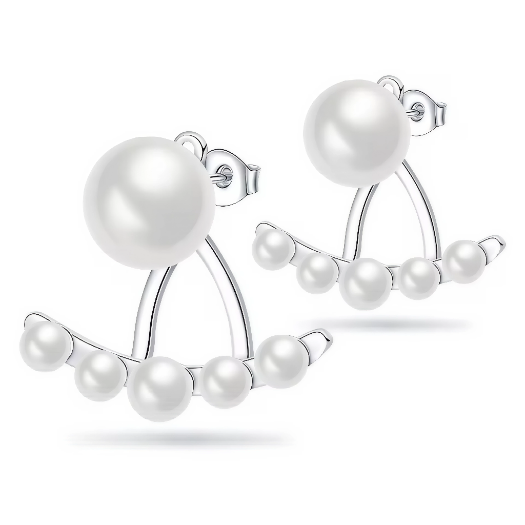 Ces boucles d’oreilles en argent 925 revisitent la classique perle avec un design double : une perle puce sur le lobe et une rangée de petites perles suspendues en dessous. L’effet de courbe qui épouse le bas de l’oreille crée un look moderne, élégant et très féminin.

Caractéristiques :

-Matière : Argent 925/1000 massif pour la monture, orné de perles synthétiques blanches au fini nacré.
-Design : Puces d’oreilles composées d’une perle ronde sur l’avant et d’un support arrière en forme d’arceau, décoré de