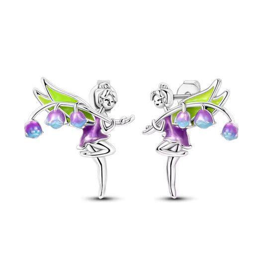 Apportez une touche de magie et de poésie à votre style avec ces boucles d’oreilles en argent 925 représentant une délicate fée accompagnée d’une fleur. Leur design raffiné et féerique en fait un bijou parfait pour sublimer vos tenues avec légèreté et charme.