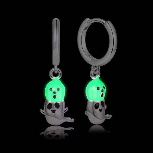 Adorables boucles d’oreilles associant un petit fantôme et une citrouille, qui brillent dans le noir pour un effet encore plus magique et festif. Idéales pour vos tenues d’Halloween ou pour apporter une touche originale à vos looks nocturnes.

Caractéristiques

– Métal : Argent 925
– Motifs : fantôme et citrouille
– Effet : glow in the dark (brillent dans le noir)
– Légères et confortables à porter