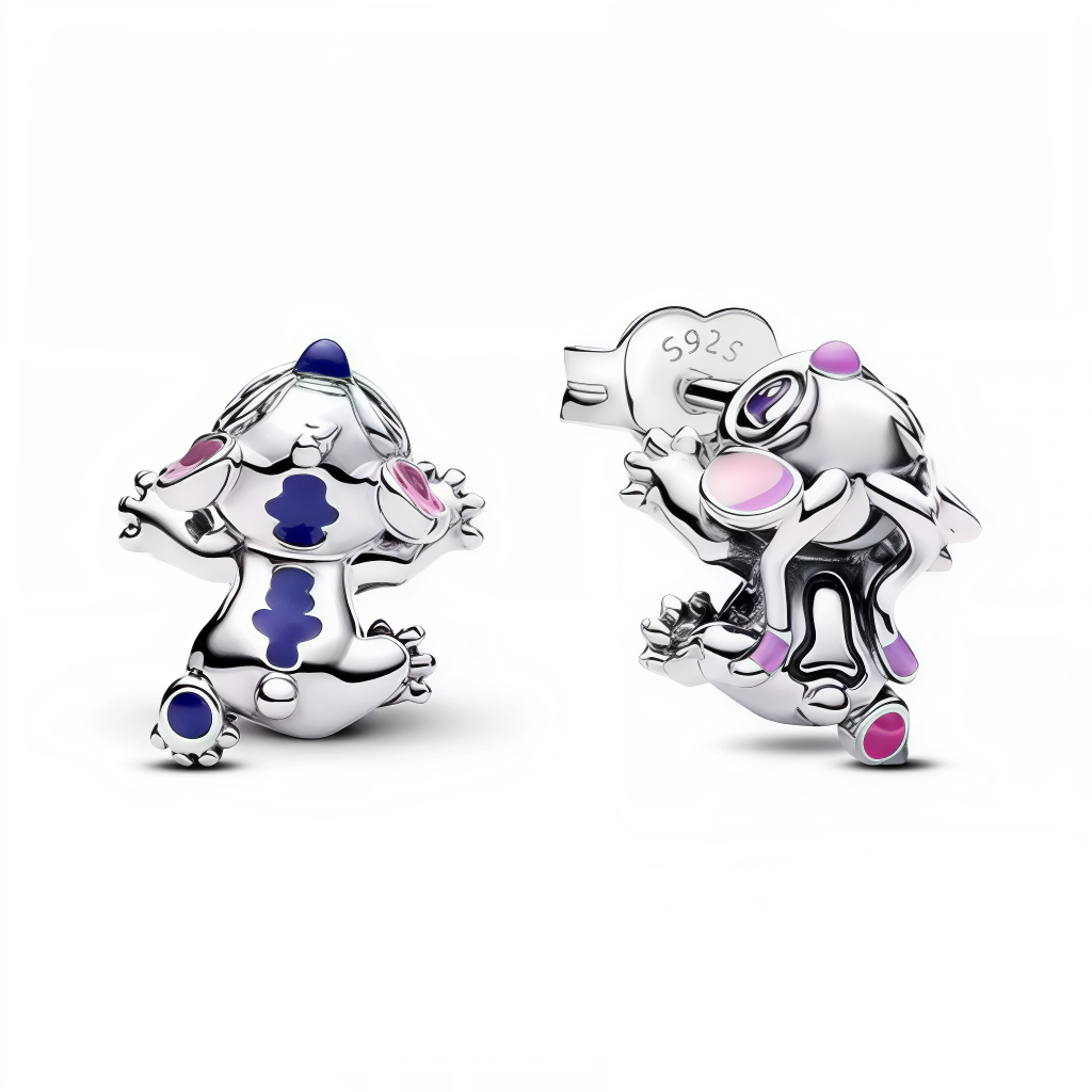 Ces boucles d’oreilles puces en argent 925 représentent une petite grenouille stylisée, recouverte de touches d’émail coloré violet, bleu et rose. Leur silhouette amusante et leurs couleurs douces en font un bijou ludique, idéal pour apporter une note de fantaisie à la tenue.

Caractéristiques :

-Matière : Argent 925/1000 massif, finition brillante, détails en émail coloré sur le corps et les pattes pour un rendu vif et durable.
-Design : Puces d’oreilles en forme de grenouille en trois dimensions, avec tê