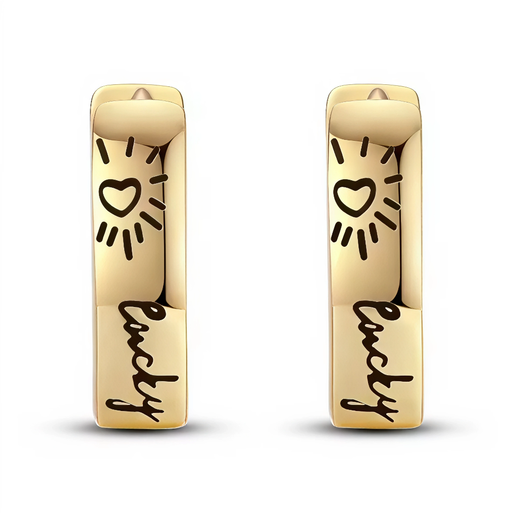 Ces boucles d’oreilles rectangulaires dorées en argent 925 sont gravées d’un petit cœur rayonnant et du mot « lucky » en écriture manuscrite. Elles évoquent un porte-bonheur moderne, à la fois minimaliste et chargé de bonnes ondes, parfait pour accompagner le quotidien.

Caractéristiques :

-Matière : Base en argent 925/1000 massif, recouverte d’un placage doré lumineux pour une brillance chaleureuse et durable.
-Design : Créoles fines à face rectangulaire lisse, décorées d’un motif de cœur entouré de rayon
