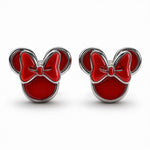 Ces boucles d’oreilles studs ludiques présentent des oreilles rondes rouges brillantes aux contours argentés ciselés, avec un petit cristal rouge central étincelant sur chaque lobe. Leur forme iconique et mignonne évoque la joie et le charme classique des personnages animés. Les tiges en argent 925 offrent un port léger et sécurisé pour tous les jours.