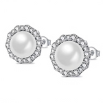 Ces boucles d’oreilles puces en argent 925 mettent en valeur une perle ronde au centre, entourée d’un halo de cristaux scintillants. Leur forme florale et leur brillance délicate en font un bijou classique et raffiné, idéal pour les grandes occasions comme pour sublimer une tenue quotidienne.

Caractéristiques :

-Matière : Argent 925/1000 massif pour la monture, orné d’une perle synthétique blanche au fini nacré et d’un pavage de cristaux synthétiques transparents tout autour.
-Design : Puces d’oreilles de