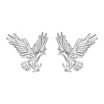 Ces boucles d’oreilles puces incarnent un aigle majestueux aux ailes largement déployées, sculpté en argent 925 avec un relief fin et dynamique qui capture le vol puissant de l’oiseau. La tête fière tournée de profil, le bec crochu et les serres prêtes à fondre mettent en valeur la noblesse et la force de ce rapace iconique. Leur design compact et aérien en fait un bijou symbolique pour les amateurs de nature et de puissance.