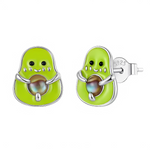 Ces boucles d’oreilles puces capturent un avocat kawaii ultra-mignon, avec un corps vert émaillé lisse, des yeux pétillants noirs, une bouche souriante et des petites indentations texturées pour un effet réaliste et adorable. Au centre, une pierre ronde irisée imite parfaitement le noyau, ajoutant une touche précieuse et ludique. Leur petite taille en fait des accessoires joyeux et discrets pour booster la bonne humeur au quotidien.