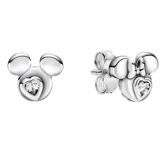 Paire de boucles d’oreilles à puces en argent 925 représentant une silhouette de Mickey arrondie stylisée, ornée d’un petit cœur étincelant en oxyde de zirconium au centre. Un bijou discret, brillant et tendre, parfait pour illuminer le quotidien avec une touche ludique et affective.

Caractéristiques

– Métal : argent 925
– Design : puces polies avec cœur serti en oxyde de zirconium
– Type : boucles d’oreilles à tige avec fermoir poussette/papillon
– Finition : poli miroir mettant en valeur l’éclat de la p