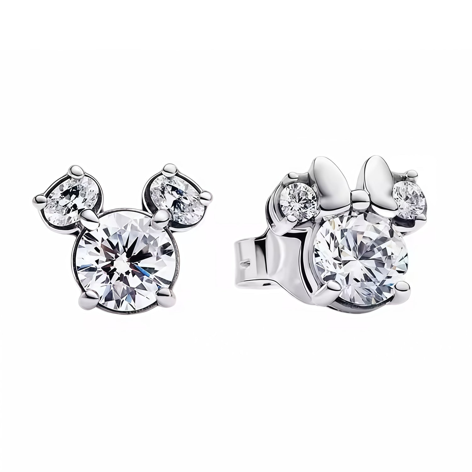 Apporte une touche magique et romantique à ton look avec ces boucles d’oreille symbole Mickey et Minnie. Inspirées de l’univers Disney, ces pièces mettent en valeur les silhouettes emblématiques de Mickey et Minnie, avec des détails soignés et des finitions brillantes. Une paire adorable et pleine de charme, parfaite pour les fans de Disney et les bijoux au style féminin et sophistiqué.

Caractéristiques :

- Matière : Argent 925.
- Design : Silhouettes de Mickey et Minnie (dépareillées ou assorties).
- Dim