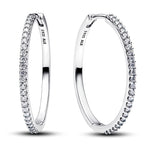 Apporte une touche d’éclat et d’élégance à ton style avec ces boucles d’oreilles anneaux argentés ornés de strass. Leur design raffiné associe la brillance de l’argent à la lumière des pierres, pour un rendu chic, moderne et intemporel. Un bijou délicat et facile à porter, parfait pour sublimer une tenue du quotidien comme une occasion spéciale.

Caractéristiques :

-&nbsp;Matière : Argent 925.
-&nbsp;Design : Anneaux argentés avec strass, finition brillante et détails soignés.
-&nbsp;Dimensions : Taille co