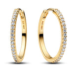 Apporte une touche d’élégance et d’éclat à ton style avec ces boucles d’oreilles anneaux dorés ornés de strass. Leur design raffiné associe la chaleur du doré à la brillance des pierres, pour un rendu chic, moderne et intemporel. Un bijou délicat et facile à porter, parfait pour sublimer une tenue du quotidien comme une occasion spéciale.

Caractéristiques :

-&nbsp;Matière : Argent 925.
-&nbsp;Design : Anneaux dorés avec strass, finition brillante et détails soignés.
-&nbsp;Dimensions : Taille confortable 