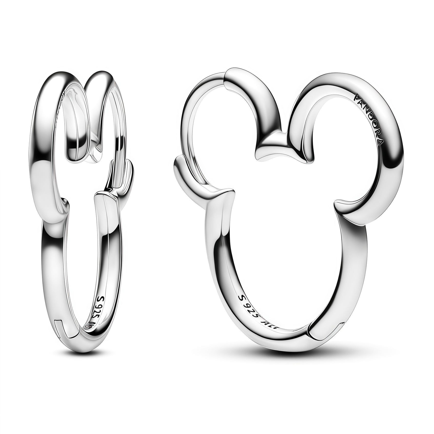Ajoute une touche de magie et de fantaisie à ton style avec ces boucles d’oreilles en forme d’anneaux inspirées de Mickey. Leur design simple et emblématique apporte une note ludique et intemporelle, tout en restant élégant et facile à porter au quotidien. Un bijou parfait pour les fans de Disney qui aiment les pièces discrètes mais pleines de caractère.

Caractéristiques :

-&nbsp;Matière : Argent 925.
-&nbsp;Design : Anneaux inspirés de Mickey, avec finition brillante.
-&nbsp;Dimensions : Taille délicate 