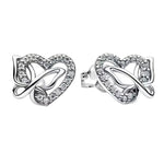 Apporte une touche de douceur et de poésie à ton style avec ces boucles d’oreilles en forme de cœur accompagnées d’un papillon délicat. Leur design raffiné et lumineux évoque l’amour, la liberté et la légèreté, tout en ajoutant une note élégante et féminine à la tenue. Un bijou charmant et facile à porter au quotidien.

Caractéristiques :

-&nbsp;Matière : Argent 925.
-&nbsp;Design : Cœur avec papillon, finition brillante et délicate.
-&nbsp;Dimensions : Taille délicate et confortable à porter.
-&nbsp;Style