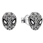 Ajoute une touche de caractère et d’originalité à ton style avec ces boucles d’oreilles clous inspirées de Spider-Man. Leur design argenté, discret mais reconnaissable, apporte une note fun et moderne, parfaite pour les fans de l’univers Marvel. Un bijou facile à porter au quotidien, qui mêle esprit héroïque et style tendance.

Caractéristiques :

-&nbsp;Matière : Argent 925.
-&nbsp;Design : Clous Spider-Man argentés, avec finition brillante.
-&nbsp;Dimensions : Taille délicate et confortable à porter.
-&nb