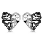 Un design audacieux inspiré du style gothique : ces boucles d’oreilles sont constituées d’une tête de mort argentée reliée à une cage thoracique noire qui dessine la forme d’un cœur. La dualité du métal brillant et du noir ajouré crée un contraste puissant et original, idéal pour incarner l’esprit Halloween, rock ou alternatif. Ce bijou apporte une touche d’art anatomique et de symbolique forte à toutes les tenues.

Caractéristiques
Matière : Argent 925, finition noire et argentée
Design : Tête de mort, cag