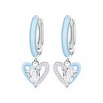 Ces boucles d’oreilles créoles en métal argenté sont partiellement habillées d’un revêtement bleu ciel lisse, qui apporte une touche de couleur douce autour du lobe. Chaque créole supporte un pendentif double cœur : un cœur plein en métal bleu clair au fond et, par-dessus, un cœur ajouré argenté serti d’une pierre claire en forme de cœur, pour un effet superposé très lumineux.

Caractéristiques :

-Matière : Métal argenté, revêtement bleu ciel et pierre synthétique transparente.
-Design : Créoles fines colo