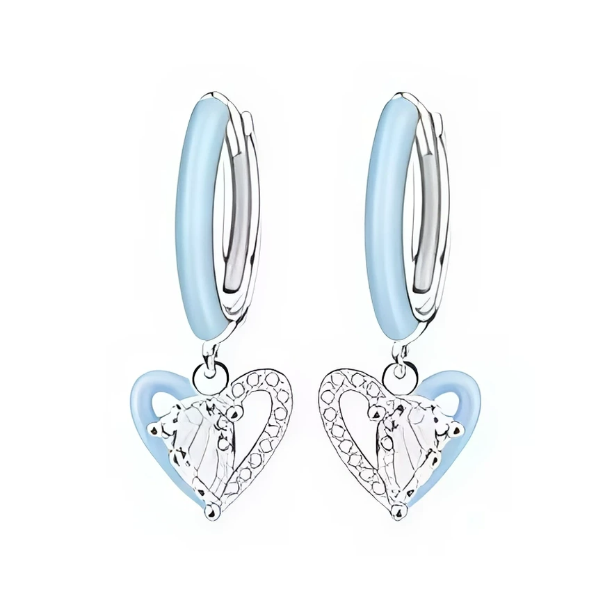 Ces boucles d’oreilles créoles en métal argenté sont partiellement habillées d’un revêtement bleu ciel lisse, qui apporte une touche de couleur douce autour du lobe. Chaque créole supporte un pendentif double cœur : un cœur plein en métal bleu clair au fond et, par-dessus, un cœur ajouré argenté serti d’une pierre claire en forme de cœur, pour un effet superposé très lumineux.

Caractéristiques :

-Matière : Métal argenté, revêtement bleu ciel et pierre synthétique transparente.
-Design : Créoles fines colo