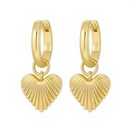 Ces boucles d’oreilles créoles sont en métal doré lisse et brillant, de section assez fine, avec une fermeture à charnière discrète. Chaque créole porte un pendentif en forme de petite coquille éventail stylisée, aux stries régulières et à la surface légèrement satinée, qui rappelle à la fois la mer et un cœur.

Caractéristiques :

-Matière : Métal doré finition brillante et pendentifs coquille à texture striée.
-Design : Créoles classiques avec breloques coquilles en forme de cœur éventail.
-Coloris : Or c