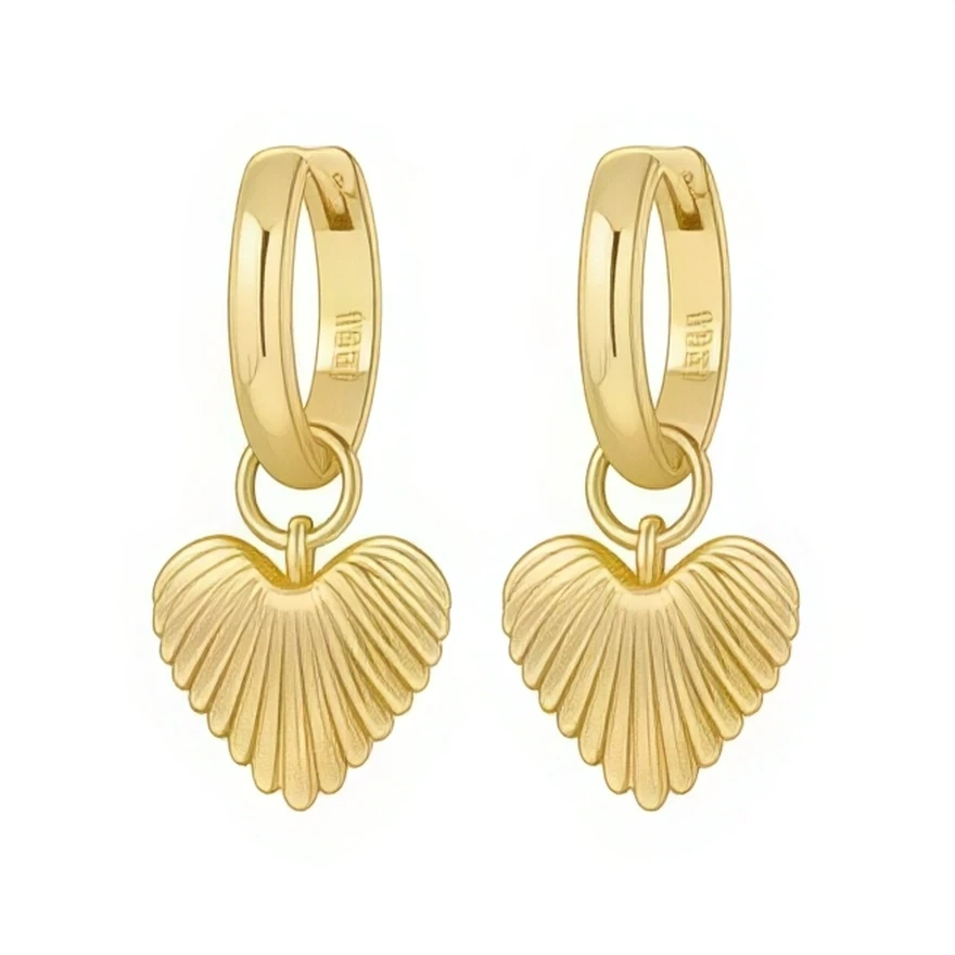 Ces boucles d’oreilles créoles sont en métal doré lisse et brillant, de section assez fine, avec une fermeture à charnière discrète. Chaque créole porte un pendentif en forme de petite coquille éventail stylisée, aux stries régulières et à la surface légèrement satinée, qui rappelle à la fois la mer et un cœur.

Caractéristiques :

-Matière : Métal doré finition brillante et pendentifs coquille à texture striée.
-Design : Créoles classiques avec breloques coquilles en forme de cœur éventail.
-Coloris : Or c