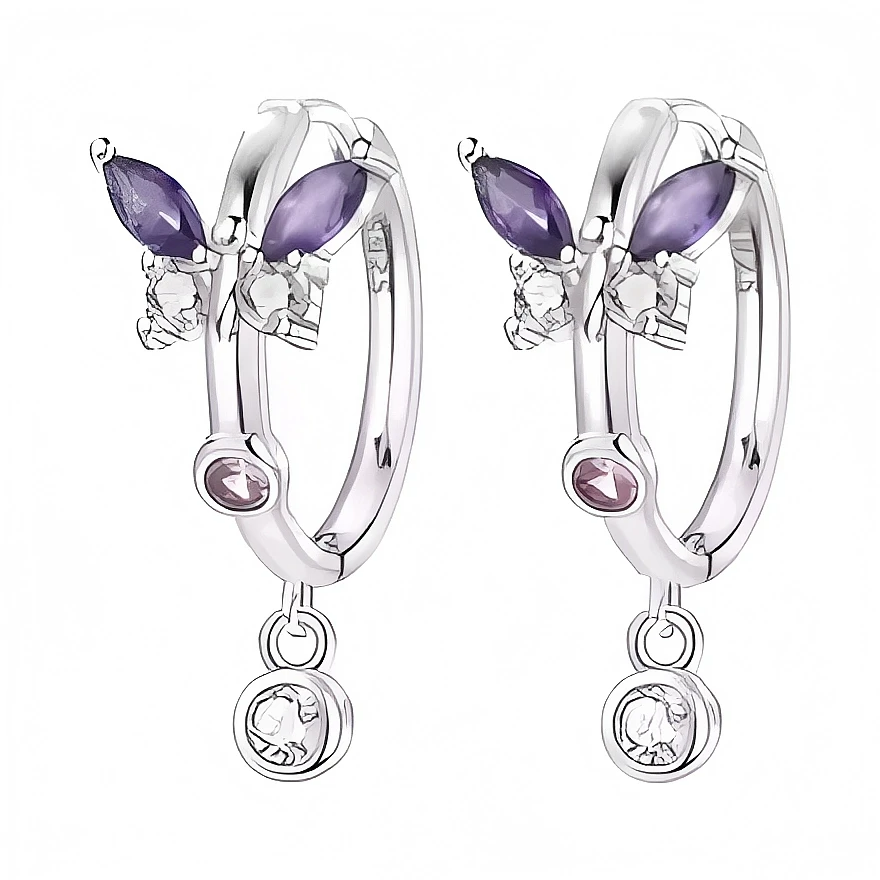 Ces boucles d’oreilles créoles en métal argenté sont ornées, sur le haut de l’anneau, de petits papillons composés de cristaux incolores et de pierres marquise violettes façon améthyste, qui apportent une touche colorée et lumineuse. À la base de chaque créole, un cabochon rond rose clair est serti, d’où pend un petit charm circulaire serti d’un cristal transparent pour un joli mouvement à chaque pas.

Caractéristiques :

-Matière : Métal argenté avec cristaux transparents et pierres synthétiques violettes 