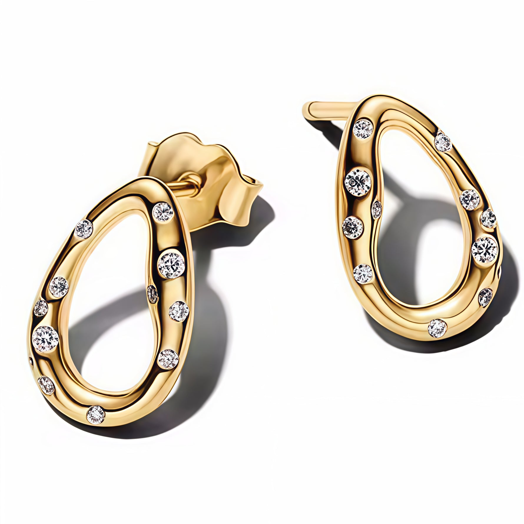 Apporte une touche d’élégance et d’éclat à ton style avec ces boucles d’oreilles en forme de goutte dorée ornées de strass. Leur design raffiné et lumineux sublime le visage avec discrétion tout en ajoutant une note chic et moderne à ta tenue. Un bijou délicat et intemporel, parfait pour le quotidien comme pour une occasion spéciale.

Caractéristiques :

-&nbsp;Matière : Argent 925 doré.
-&nbsp;Design : Forme goutte avec strass, finition brillante et détails soignés.
-&nbsp;Dimensions : Taille confortable à
