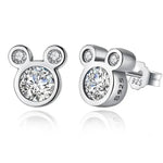 Apporte une touche de magie Disney à ton style avec ces boucles d’oreilles argentées inspirées de Mickey. Leur design iconique et délicat ajoute une note joyeuse, intemporelle et élégante, parfaite pour les fans de Disney qui aiment les bijoux discrets mais pleins de personnalité. Un modèle facile à porter au quotidien, qui mêle fantaisie et raffinement.

Caractéristiques :

-&nbsp;Matière : Argent 925.
-&nbsp;Design : Mickey argenté, avec finition brillante.
-&nbsp;Dimensions : Taille délicate et confortab