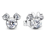 Ajoute une touche de magie Disney à ton style avec ces boucles d’oreilles assorties, l’une représentant Mickey et l’autre Minnie. Leur design iconique et adorable apporte une note ludique, tendre et intemporelle, parfaite pour les fans de Disney qui aiment les bijoux originaux et pleins de charme. Un duo élégant et amusant à porter au quotidien.

Caractéristiques :

-&nbsp;Matière : Argent 925.
-&nbsp;Design : Une boucle Mickey et une boucle Minnie, avec finition brillante.
-&nbsp;Dimensions : Taille délica