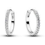 Apporte une touche d’élégance discrète et d’éclat à ton style avec ces boucles d’oreilles mini anneaux argentés ornés de strass. Leur format délicat et raffiné illumine le visage avec subtilité, tout en offrant un rendu chic et moderne. Un bijou facile à porter au quotidien, parfait pour compléter une tenue avec finesse.

Caractéristiques :

-&nbsp;Matière : Argent 925.
-&nbsp;Design : Mini anneaux avec strass, finition brillante et détails soignés.
-&nbsp;Dimensions : Petit format confortable à porter.
-&n