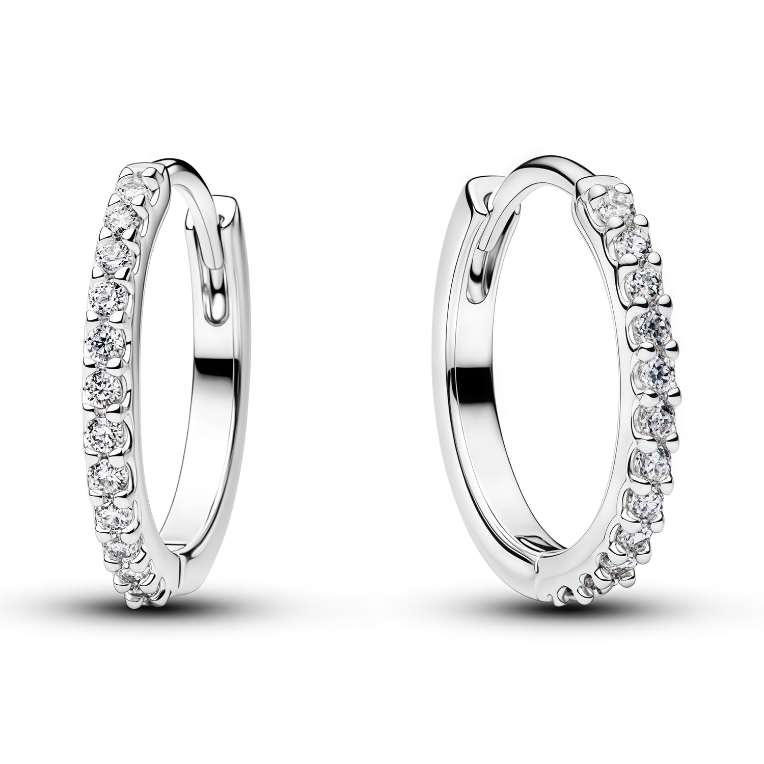 Apporte une touche d’élégance discrète et d’éclat à ton style avec ces boucles d’oreilles mini anneaux argentés ornés de strass. Leur format délicat et raffiné illumine le visage avec subtilité, tout en offrant un rendu chic et moderne. Un bijou facile à porter au quotidien, parfait pour compléter une tenue avec finesse.

Caractéristiques :

-&nbsp;Matière : Argent 925.
-&nbsp;Design : Mini anneaux avec strass, finition brillante et détails soignés.
-&nbsp;Dimensions : Petit format confortable à porter.
-&n