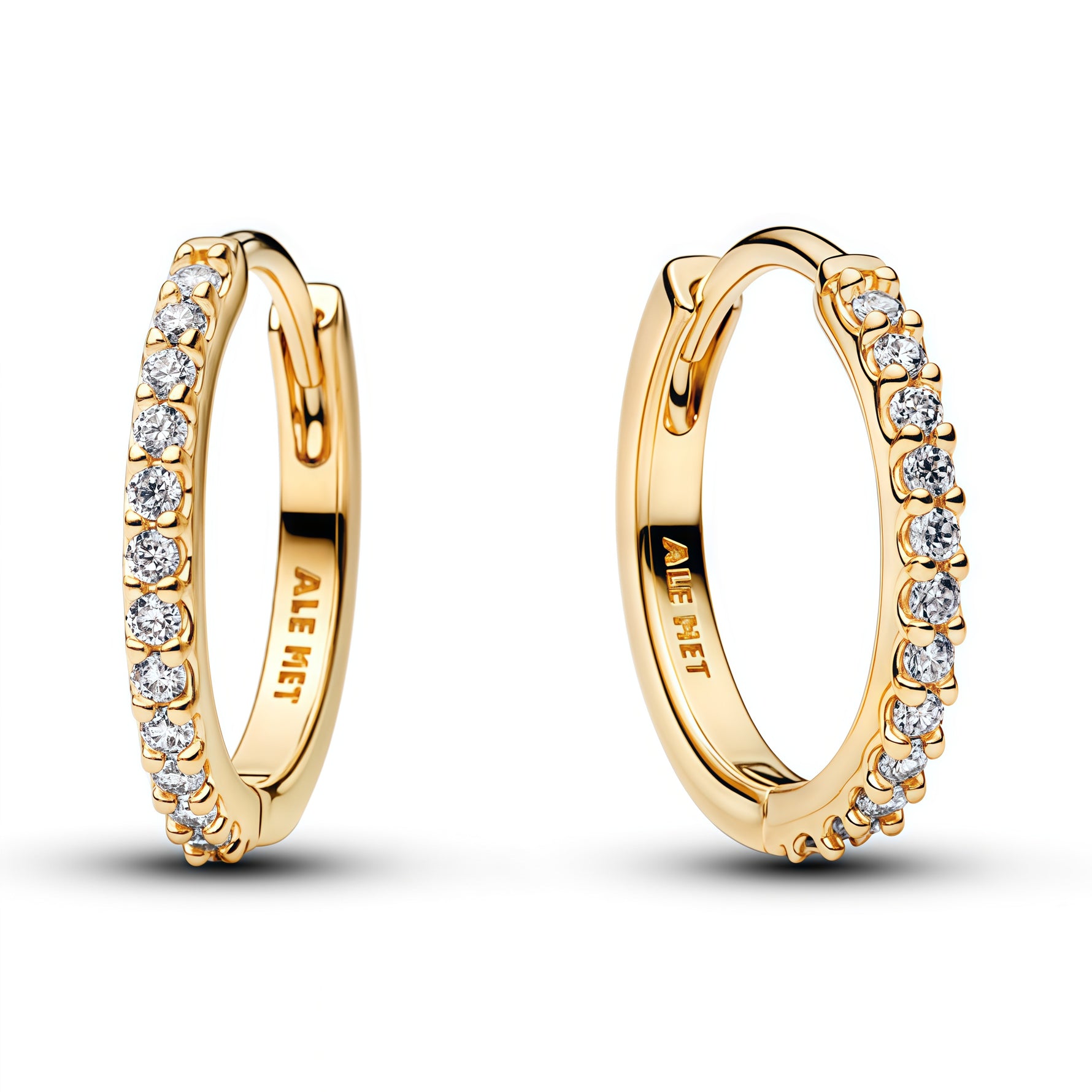 Apporte une touche d’éclat discrète et élégante à ton style avec ces boucles d’oreilles mini anneaux dorés ornés de strass. Leur petit format raffiné illumine le visage avec subtilité, tout en offrant un rendu chic, moderne et facile à porter au quotidien. Un bijou délicat et intemporel, parfait pour compléter une tenue avec finesse.

Caractéristiques :

-&nbsp;Matière : Argent 925.
-&nbsp;Design : Mini anneaux dorés avec strass, finition brillante et détails soignés.
-&nbsp;Dimensions : Petit format confor