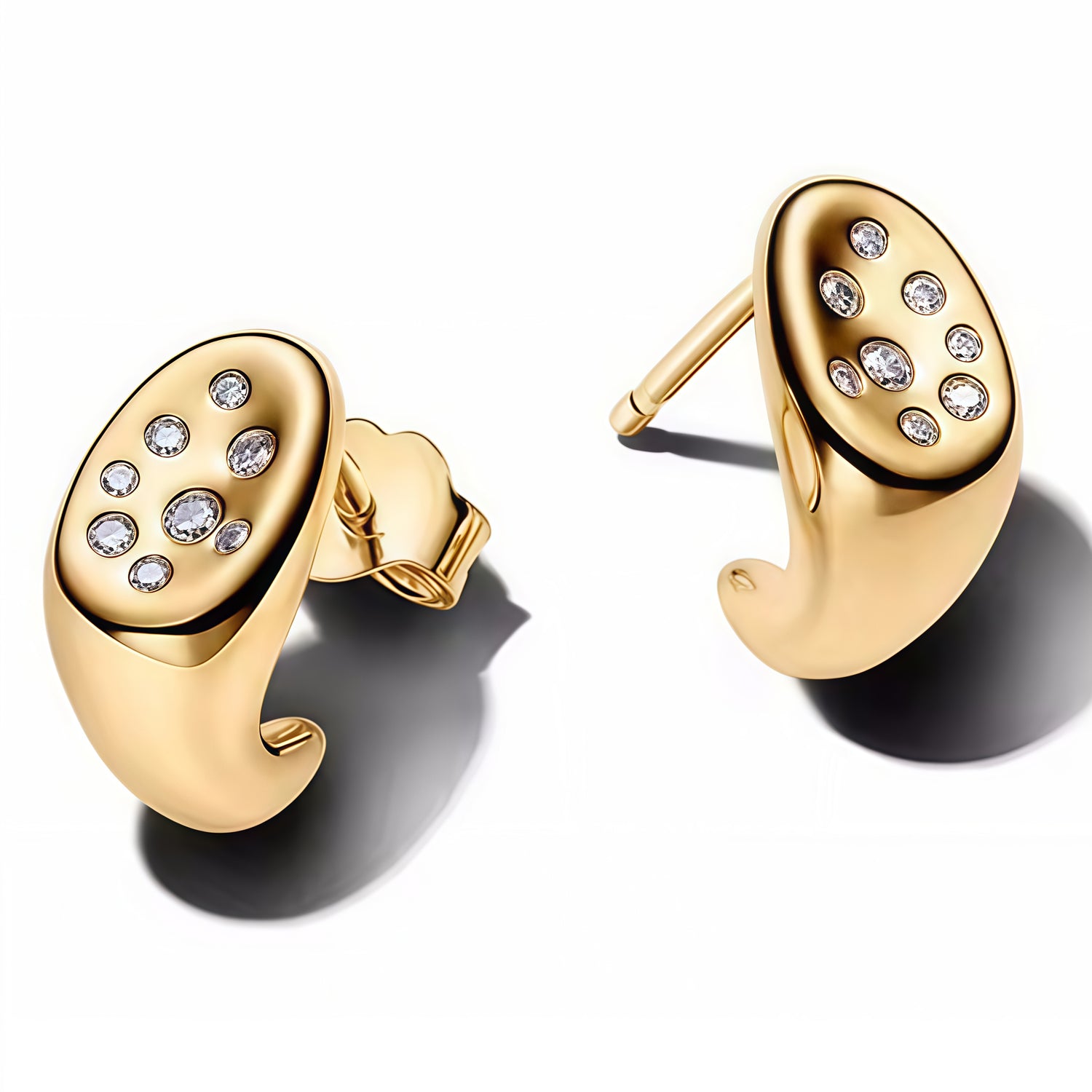 Apporte une touche d’élégance contemporaine à ton style avec ces boucles d’oreilles ovales dorées ornées de strass. Leur design minimaliste et raffiné met en valeur la lumière avec subtilité, tout en apportant une note chic et moderne à ta tenue. Un bijou délicat et intemporel, parfait pour le quotidien comme pour une occasion spéciale.

Caractéristiques :

-&nbsp;Matière : Argent 925 doré.
-&nbsp;Design : Forme ovale avec strass, finition brillante et détails soignés.
-&nbsp;Dimensions : Taille confortable