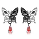 Élégantes et mystérieuses, ces boucles d’oreilles papillon révèlent une subtile inspiration gothique : leur design ajouré intègre une cage thoracique stylisée dans les ailes, formant un squelette de papillon métallique. Le motif est sublimé par une goutte rouge intense suspendue en pampille, ajoutant une touche dramatique et raffinée. Idéales pour les amateurs de bijoux audacieux, gothiques ou alternatifs, elles sont parfaites pour affirmer un style unique lors d’événements, Halloween ou au quotidien.
