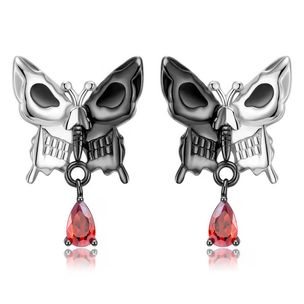 Élégantes et mystérieuses, ces boucles d’oreilles papillon révèlent une subtile inspiration gothique : leur design ajouré intègre une cage thoracique stylisée dans les ailes, formant un squelette de papillon métallique. Le motif est sublimé par une goutte rouge intense suspendue en pampille, ajoutant une touche dramatique et raffinée. Idéales pour les amateurs de bijoux audacieux, gothiques ou alternatifs, elles sont parfaites pour affirmer un style unique lors d’événements, Halloween ou au quotidien.
