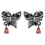 Osez l’audace du style gothique avec ces boucles d’oreilles constituées d’une cage thoracique et d’une tête de mort stylisées, formant un papillon aux ailes de métal noirci. Cet ensemble raffiné est complété par une goutte rouge éclatante suspendue, symbole de vitalité et d’énergie. Idéales pour les amoureux d’univers dark, punk ou Halloween, ces boucles allient sophistication, mystère et un brin de provocation.

Caractéristiques
Matière : Argent 925 plaqué noir, oxyde de zirconium rouge
Design : Papillon f