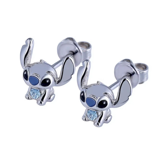 Affichez votre passion Disney avec ces boucles d’oreilles lumineuses représentant Stitch, le regard pétillant et les oreilles grandes ouvertes, serties d’un magnifique strass bleu scintillant. Ces bijoux raffinés ajoutent une touche de magie et d’élégance à chaque tenue, idéales pour les fans de Lilo et Stitch en quête d’un accessoire original et glamour !

Le style fin, les détails argentés et l’éclat du cristal offrent un rendu chic et espiègle, parfait en toutes circonstances.
