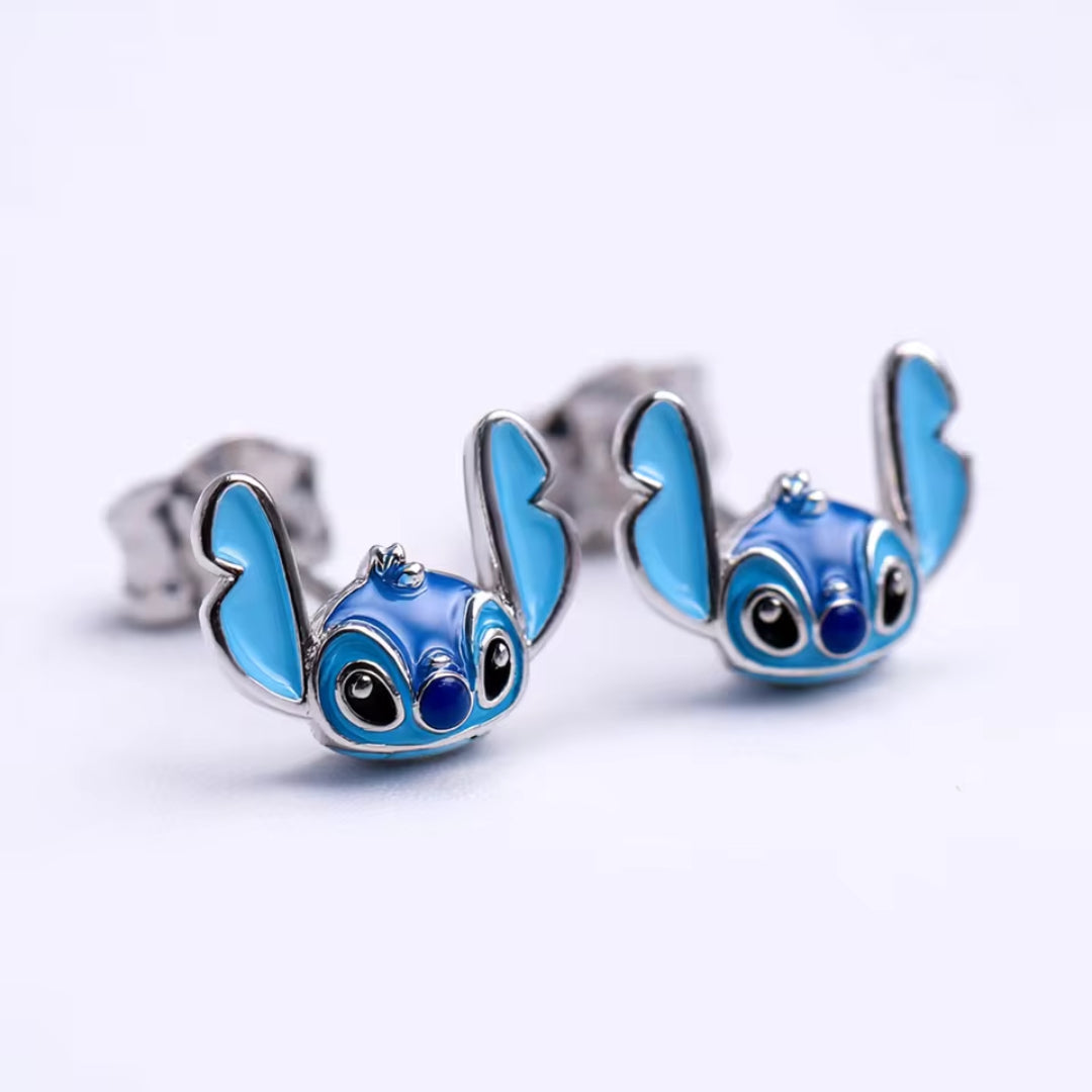 Laissez-vous séduire par la fantaisie Disney avec ces ravissantes boucles d’oreilles représentant le visage attachant de Stitch, oreilles déployées et regard pétillant. Ce bijou tout en finesse illumine chaque tenue, parfait pour les fans de Lilo et Stitch à la recherche d’une touche espiègle et colorée au quotidien !

Le bleu éclatant, les détails minutieux et la finition argentée font de ces boucles un accessoire irrésistible, à offrir ou à s’offrir pour célébrer la magie Disney avec élégance.