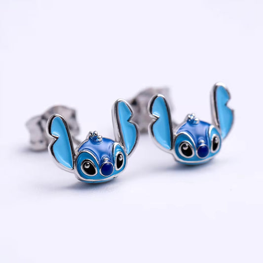 Laissez-vous séduire par la fantaisie Disney avec ces ravissantes boucles d’oreilles représentant le visage attachant de Stitch, oreilles déployées et regard pétillant. Ce bijou tout en finesse illumine chaque tenue, parfait pour les fans de Lilo et Stitch à la recherche d’une touche espiègle et colorée au quotidien !

Le bleu éclatant, les détails minutieux et la finition argentée font de ces boucles un accessoire irrésistible, à offrir ou à s’offrir pour célébrer la magie Disney avec élégance.