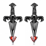 Affirmez votre style avec ces boucles d’oreilles spectaculaires en forme d’épée gothique. Chaque pièce présente un pommeau orné d’une tête de mort stylisée, avec des motifs baroques, et une pointe finie par un cœur rouge éclatant en pierre taillée. Ce design sombre et raffiné fusionne l’esprit rebelle, la passion et l’élégance rock, idéal pour les amateurs de bijoux alternatifs, punk ou Halloween.

Caractéristiques
Matière : Argent 925 plaqué noir, oxyde de zirconium rouge
Design : Épée gothique, pommeau tê