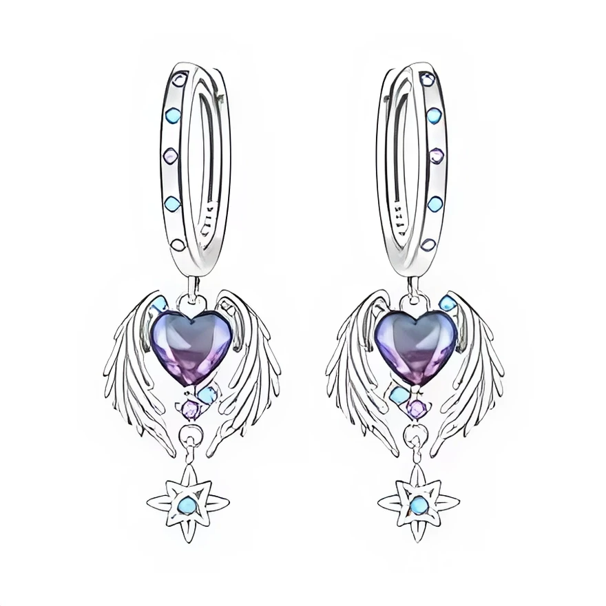 Cette paire de créoles en métal argenté est ornée, à la base de chaque anneau, d’un pendentif en forme de cœur bombé violet irisé, encadré de grandes ailes stylisées qui descendent de chaque côté. Sous le cœur, de petites pierres bleu et lilas mènent à une étoile à huit branches ajourée, centrée d’un cabochon bleu qui rappelle les touches de couleur serties le long des anneaux.

Caractéristiques :

-Matière : Métal argenté poli avec cristaux violets et bleus.
-Design : Créoles fines ponctuées de petites pie