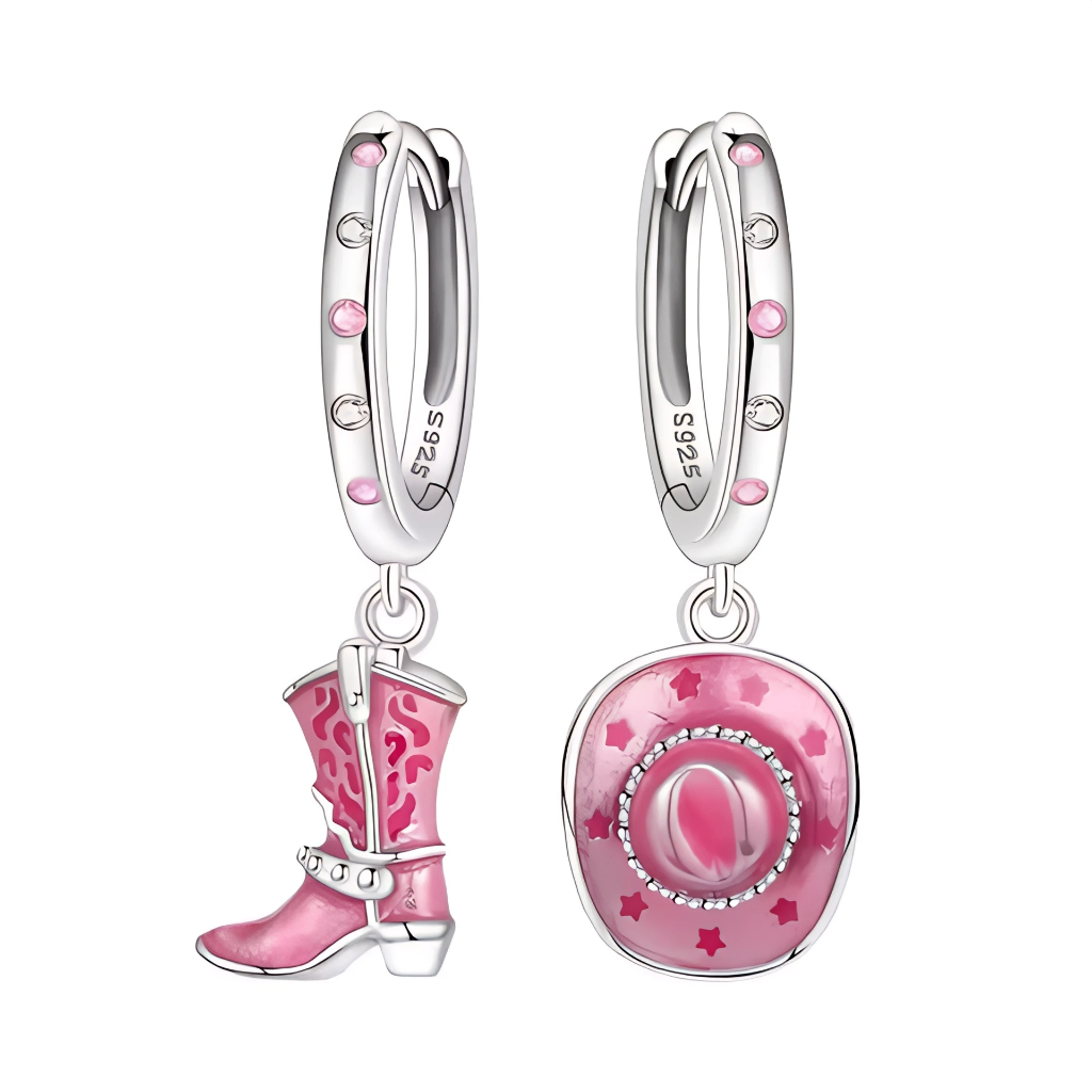 Cette paire de créoles en métal argenté est décorée de petits cabochons ronds rose bonbon tout autour des anneaux, marquant déjà un esprit fun et féminin. Chaque boucle porte un pendentif différent : l’une un hautes bottes de cowgirl rose émaillé avec motifs décoratifs et sangle à clous, l’autre un chapeau de western assorti, bombé au centre et parsemé de petites étoiles roses autour du bord.

Caractéristiques :

-Matière : Métal argenté poli avec émail rose brillant.
-Design : Créoles fines serties de past