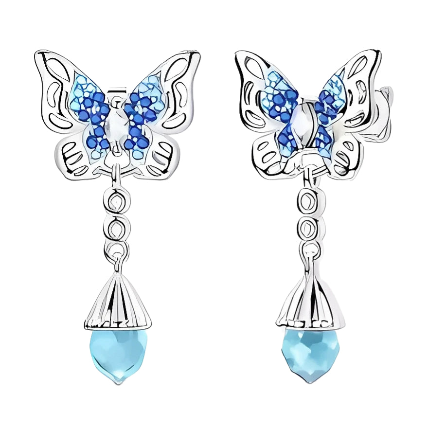 Ces boucles d’oreilles en métal argenté représentent de grands papillons stylisés dont les ailes ajourées sont remplies de petites mosaïques bleues, allant du bleu clair au bleu profond pour créer un effet de dégradé lumineux. Sous chaque papillon pend une petite tige composée de trois anneaux ronds en relief, terminée par une cloche argentée d’où descend une goutte facettée bleu turquoise.

Caractéristiques :

-Matière : Métal argenté poli avec émaux bleus et pierres/gouttes synthétiques turquoise.
-Design