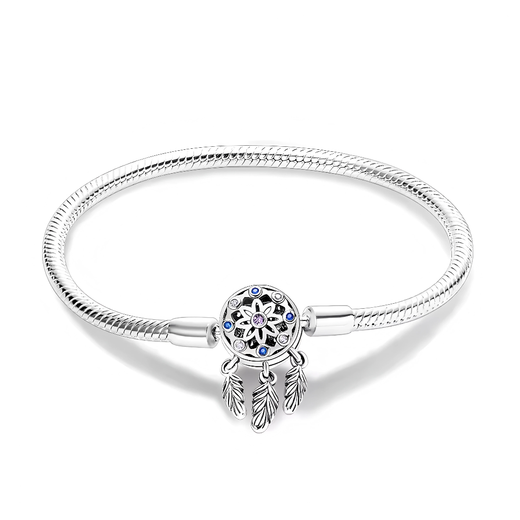 Ce bracelet en argent 925 met en valeur un fermoir inspiré d’un attrape-rêves, décoré d’un motif floral central et de cristaux bleus et violets, d’où pendent trois fines plumes gravées.
Il apporte une touche bohème et spirituelle au poignet et peut se porter seul ou avec des charms de type européen pour composer un univers rêveur et protecteur.