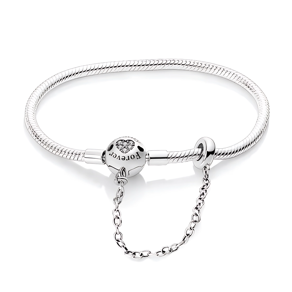 Ce bracelet en argent 925 est doté d’un fermoir rond gravé « FOREVER », décoré d’un cœur scintillant en zircones qui symbolise un amour éternel.
La chaîne de sécurité assortie protège vos charms tout en ajoutant un mouvement délicat et élégant autour du poignet.