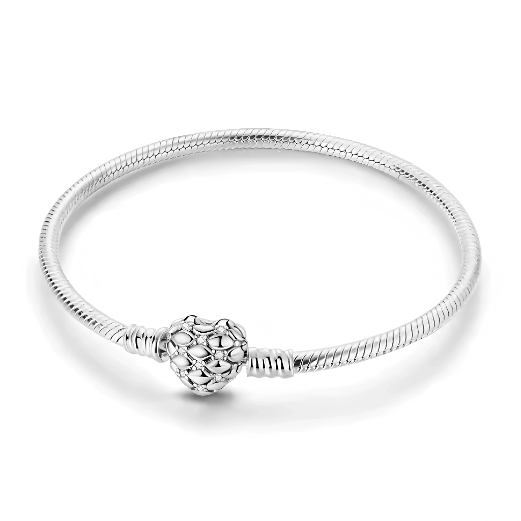 Ce bracelet en argent 925 présente un fermoir en forme de cœur entièrement ajouré, composé d’un motif de petits cœurs entrelacés pour un rendu délicat et romantique.
Il se porte seul pour un style minimaliste ou agrémenté de charms de type européen afin de créer un bijou personnalisé au quotidien.