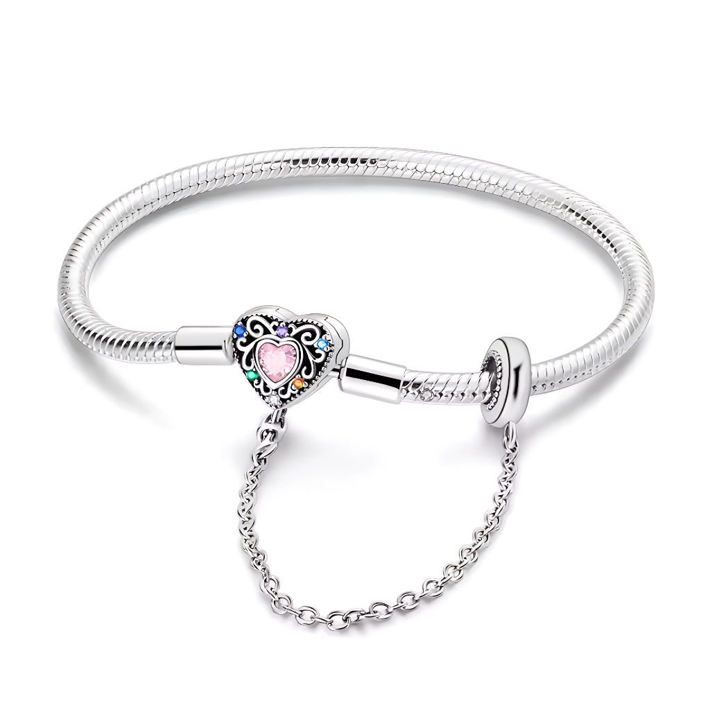 Ce bracelet en argent 925 est orné d’un fermoir en forme de cœur vintage, serti d’une pierre rose au centre et entouré de cristaux aux couleurs de l’arc‑en‑ciel pour un rendu lumineux et féminin.
La chaîne de sécurité reliée à un anneau lisse sécurise vos charms tout en ajoutant un joli mouvement au poignet, parfait pour un bijou à porter tous les jours.