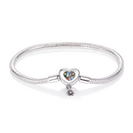 Ce bracelet en argent 925 présente un fermoir cœur lisse dont le centre est pavé de cristaux multicolores, pour un effet arc‑en‑ciel lumineux et joyeux.
Une petite étoile pendante sous le fermoir ajoute un mouvement délicat et symbolise les vœux exaucés, ce qui en fait un cadeau idéal pour marquer un moment spécial.